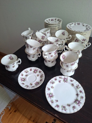 Hieno Royal Albert Sweet Violet kahviastiasto!