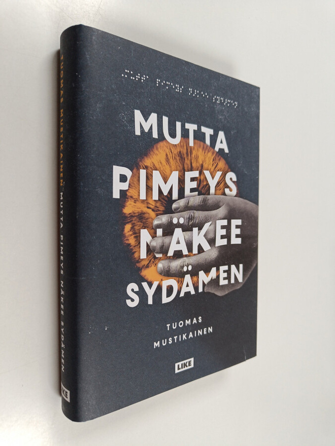 Tuomas Mustikainen : Mutta pimeys näkee sydämen : romaani