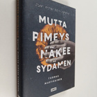 Tuomas Mustikainen : Mutta pimeys näkee sydämen : romaani - pikkukuva 1