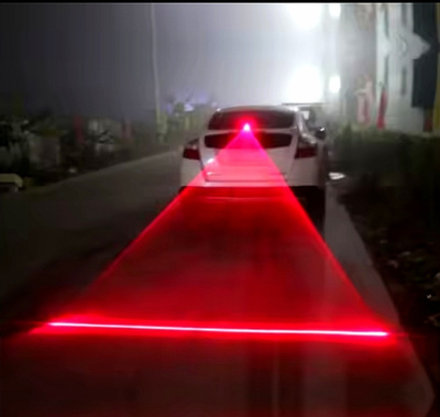 AUTON LASERTAKAJARRUVALO PUNAISELLA RAJOITUSVIIVALLA.