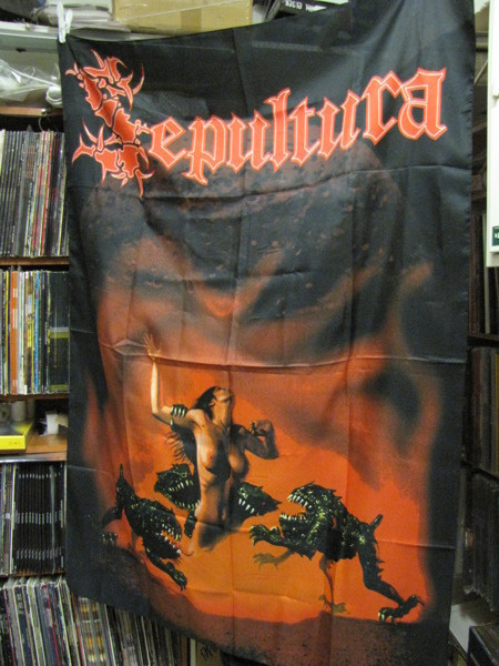 SEPULTURA MEGA ISO SEINÄLIPPU n, 100cm x n. 135 cm uusi