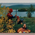 "Lappalainen perhe joen rannalla"-KULKEMATON POSTIKORTTI - pikkukuva 1