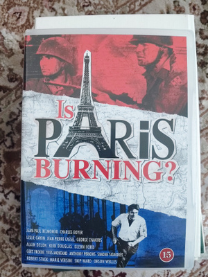 Palaako Pariisi? Is Paris Burning?