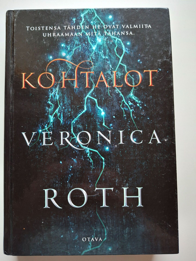 Roth, Veronica: Viillot 2: Kohtalot (kovakantinen)