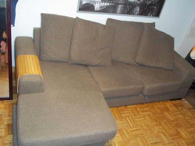 hyvä sohva ilman vaurioita.sohvan valmistajan nimi DUTTI
