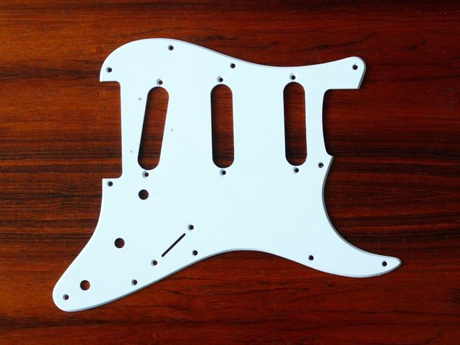 Valkoinen straton SSS pickguard plektrasuoja
