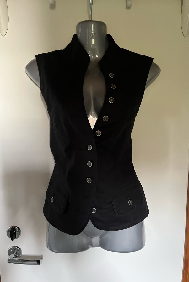 Tommy Hilfiger musta liivi, koristenapit, S
