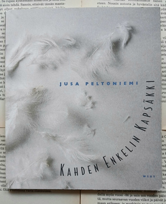 Jusa Peltoniemi - Kahden enkelin kapsäkki: runoja (nid.)