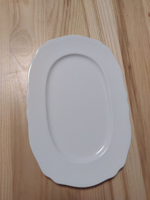 Tarjoilulautanen posliinia