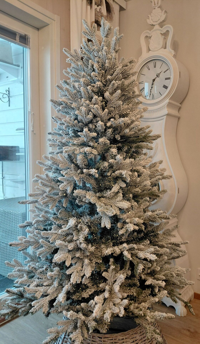 Veke Premium joulukuusi lumella