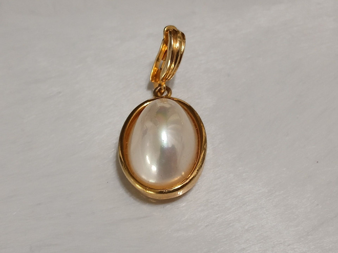 Emaloitu Cabouchon gold plated riipus