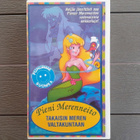 VHS: Pieni Merenneito 4 - Takaisin Meren Valtakuntaan (1989) - pikkukuva 1