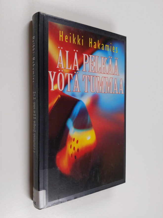 Heikki Hakamies : Älä pelkää yötä tummaa