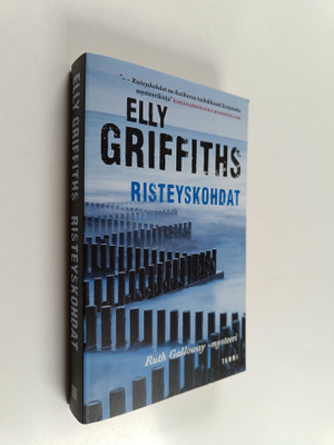 Elly Griffiths : Risteyskohdat