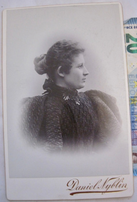 VANHA Kabinetti Valokuva KOMEA Nainen UPEAT Vaatteet 1900-l