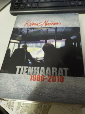 KOLMAS NAINEN - TIENHAARAT 1986-2010 9CD BOKSI