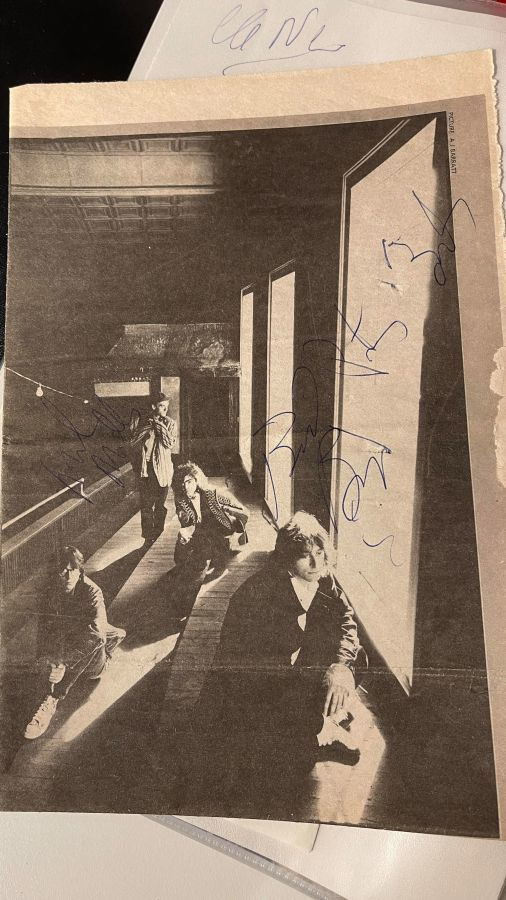 REM (ei Stipe) nimikirjoitukset lehtikuvassa