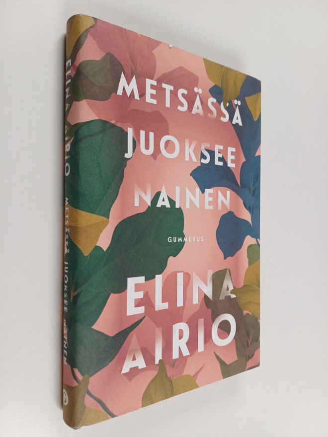 Elina Airio : Metsässä juoksee nainen
