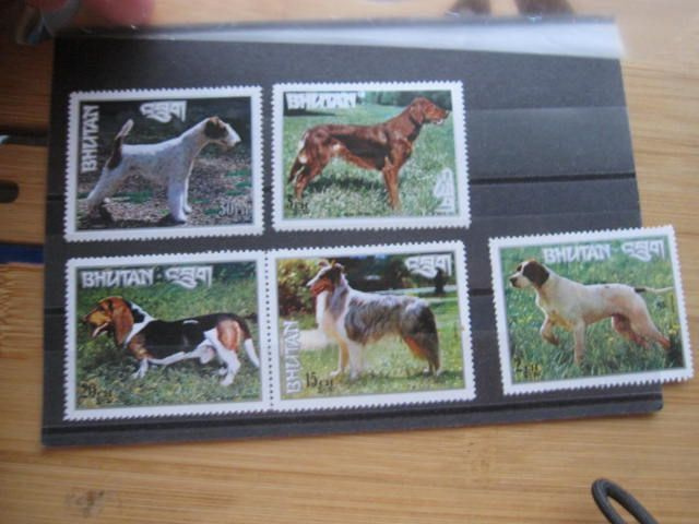 Bhutan, 5 erinlaista koira postimerkkiä *