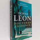Donna Leon : Doctored Evidence - pikkukuva 1