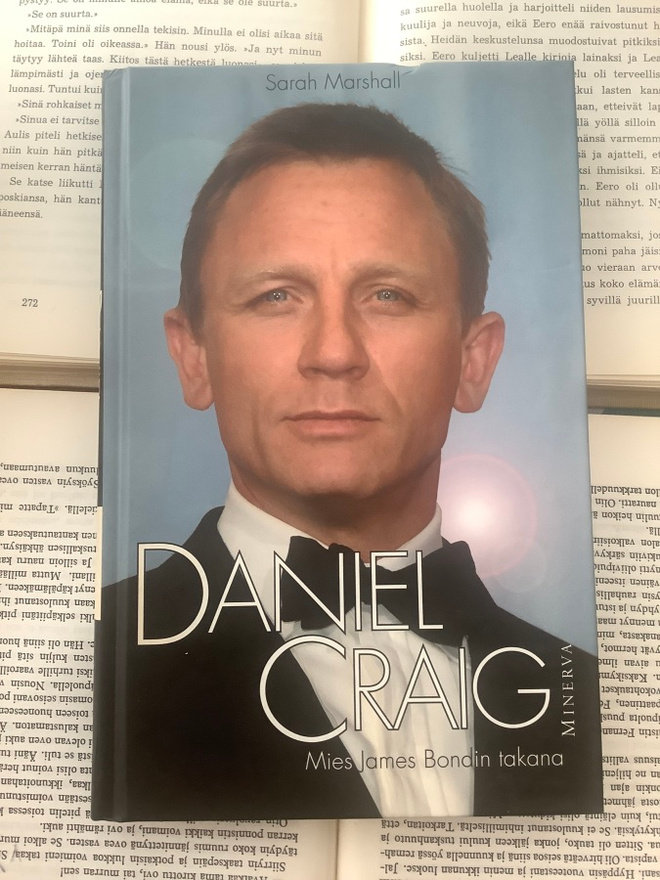 Sarah Marshall - Daniel Craig: mies James Bondin takana