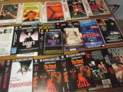 Stephen King VHS FIx-kansipaperi - VALITSE 1 NÄISTÄ