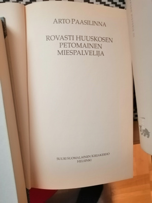 Kaksi Arto Paasilinnan kirjaa