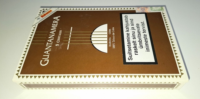 Guantanamera (tyhjä sikarirasia putkiloilla)