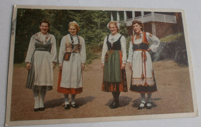 Leidit kansanpuvuissa, väripk, p. 1943
