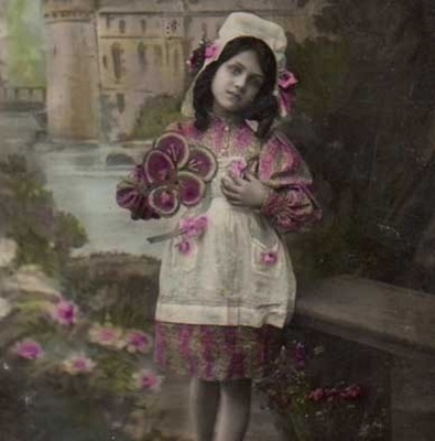 LAPSI / Romanttinen linna, tyttö ja suuri orvokki. 1900-l.