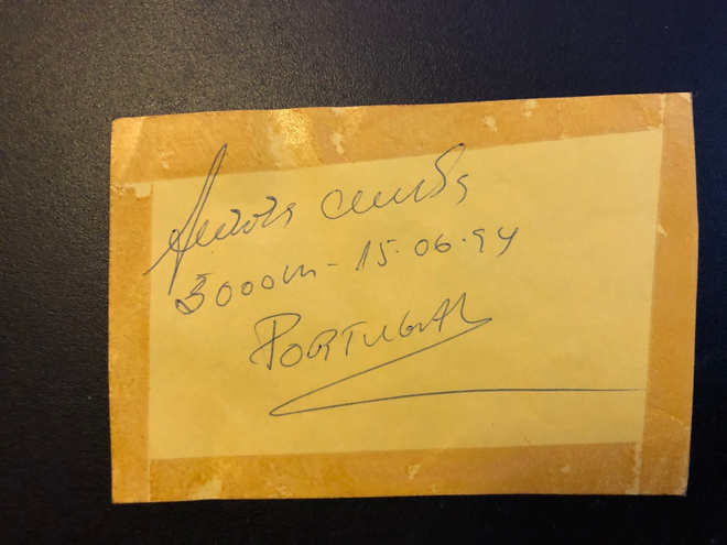 Aurora Cunha nimikirjoitus paperilla