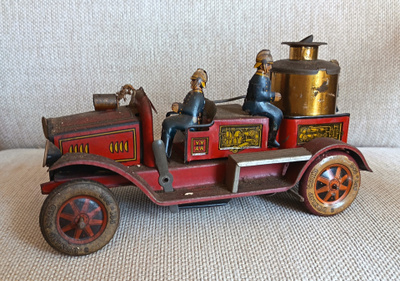 Vanha peltinen paloauto