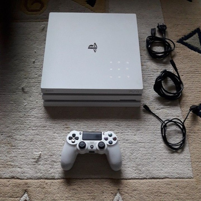 Ps4 Pro 1TB. (Huollettu).