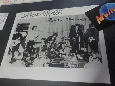 BLUES SECTION B/W LIVEKUVA KOLMELLA NIMMARILLA