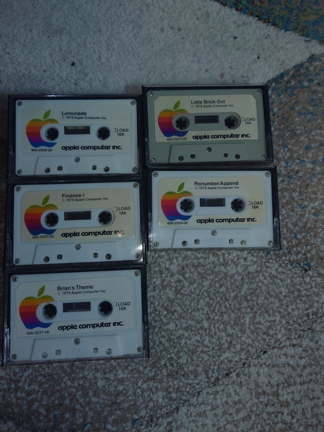 apple (2?) kasetit, mm. lemonade, little brick out, finance