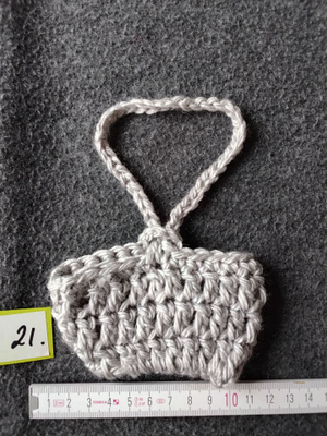 Alina´s Handmade virkattu avaimenperä airpodin suojakoteloon