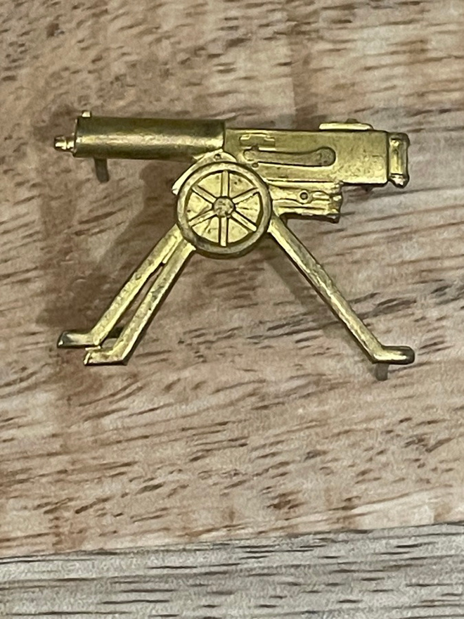 Suojeluskunnan  / Armeijan konekiväärijoukkojen merkki
