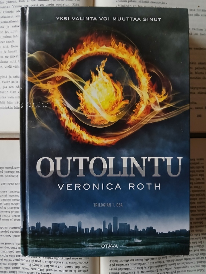 Veronica Roth - Outolintu-trilogia & Neljä (sid.)