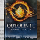 Veronica Roth - Outolintu-trilogia & Neljä (sid.) - pikkukuva 1