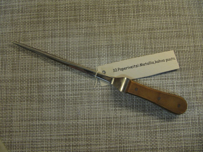 Paperiveitsi. Metallia ,kahva puuta.