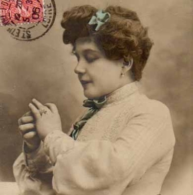NAINEN / Nuori nainen ihailee sormustaan. 1900-l.