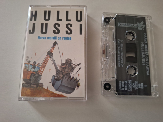 HULLUJUSSI - HARVA MEISTÄ ON RAUTAA c-kasetti