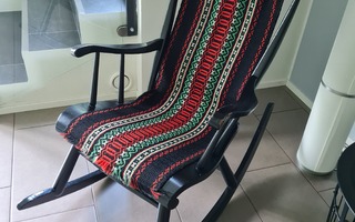 Musta keinutuoli ja keinutuolin "matto"
