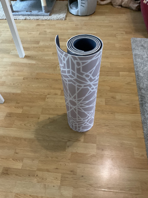 Joogamatto värikkäällä geometrisella kuviolla
