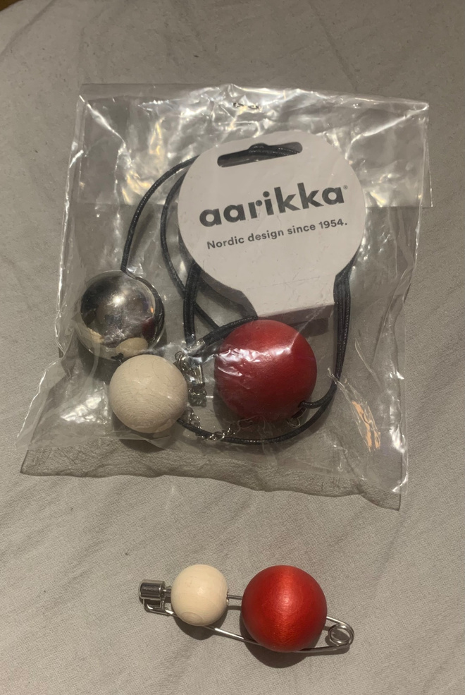 Aarikan Olos ja Tellus (rintakoru ja kaulakoru)