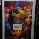 JUDAS PRIEST - TAULU KOKO 2024 BÄNDIN NIMMAREILLA (w) - pikkukuva 1