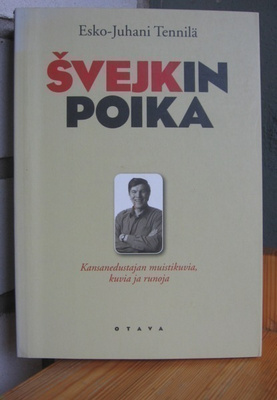 Esko-Juhani Tennilä: Švejkin poika, Otava 2004. 432 s.