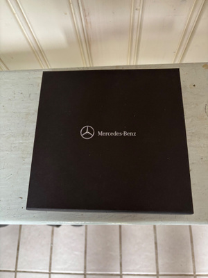 MERCEDES BENZ MUSTA ”KIRJEKUORI” -EI HV-