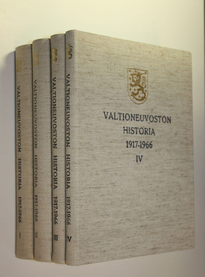 Heikki Hosia : Valtioneuvoston historia 1917-1966 1-4