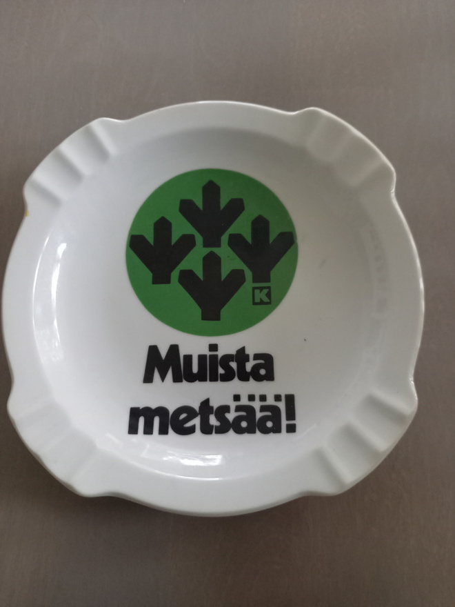 Vanha K-ryhmän Muista metsää tuhkakuppi